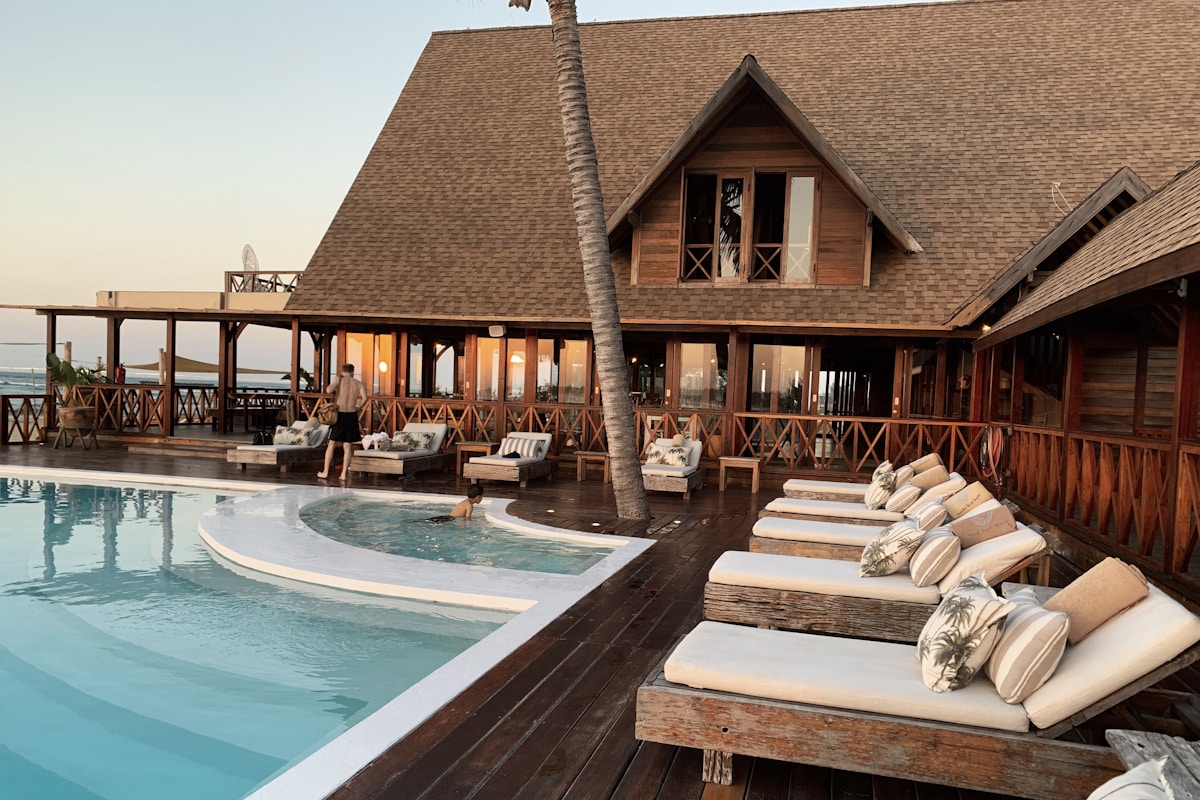 Terrasse et piscine d’un établissement hôtelier